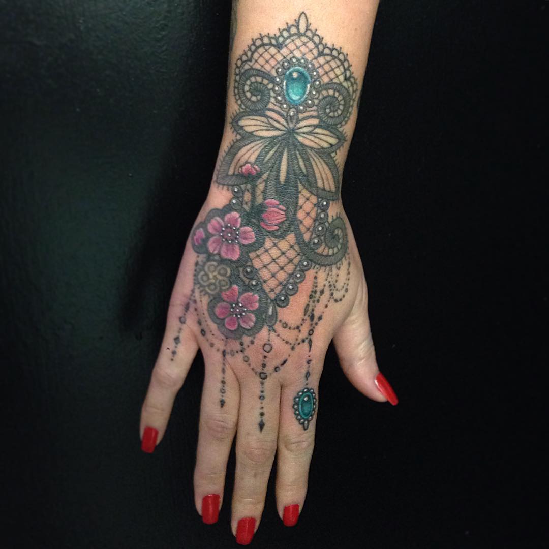 Female Hand Tattoos Pictures 20 Hand Tattoo Ideas From Women Celebrities That Love Ink With 0859