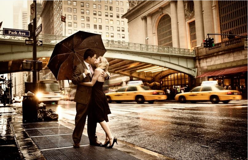 couple kissing under umbrella images
