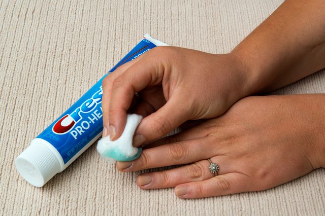 how to remove nail paint with toothpaste