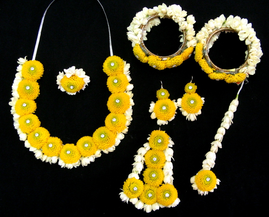 floral jewellery for mehndi 