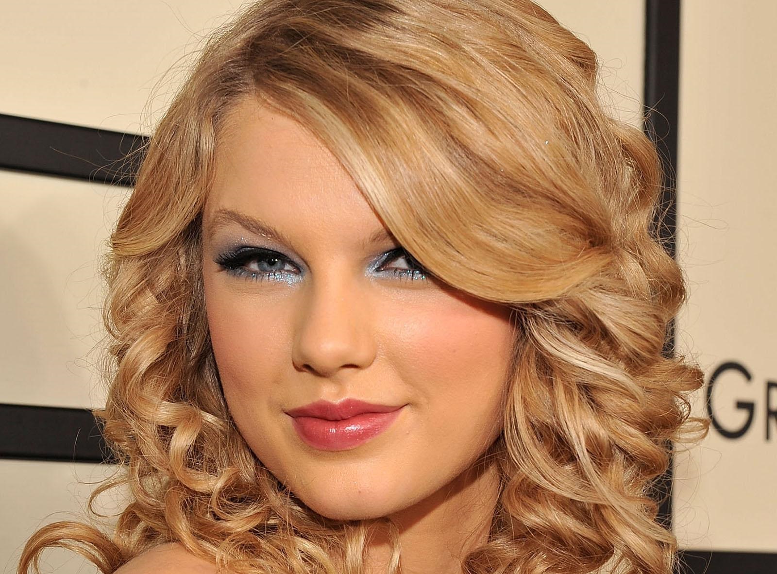 taylor-swift WITH MAKEUP BEAUTIFUL WALLPAPER