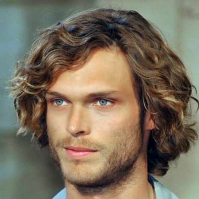 hairstyle idea for long curly hair