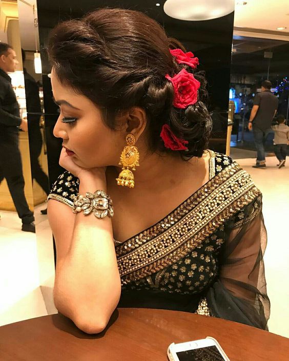 36+ Best Hairstyles For Lehenga Must Try To Grace This ... (564 x 705 Pixel)